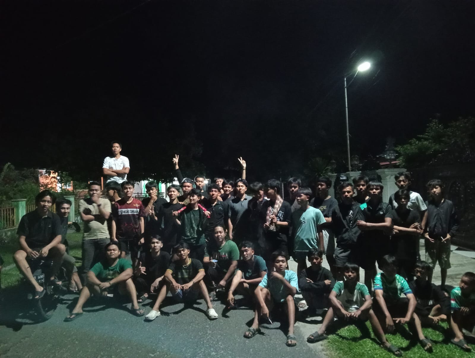 Poto bersama karang taruna dan masyarakat saat selesai bangun kan sahur 